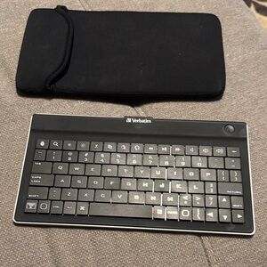 Verbatim Black Wireless Keyboard with Case and charging cord